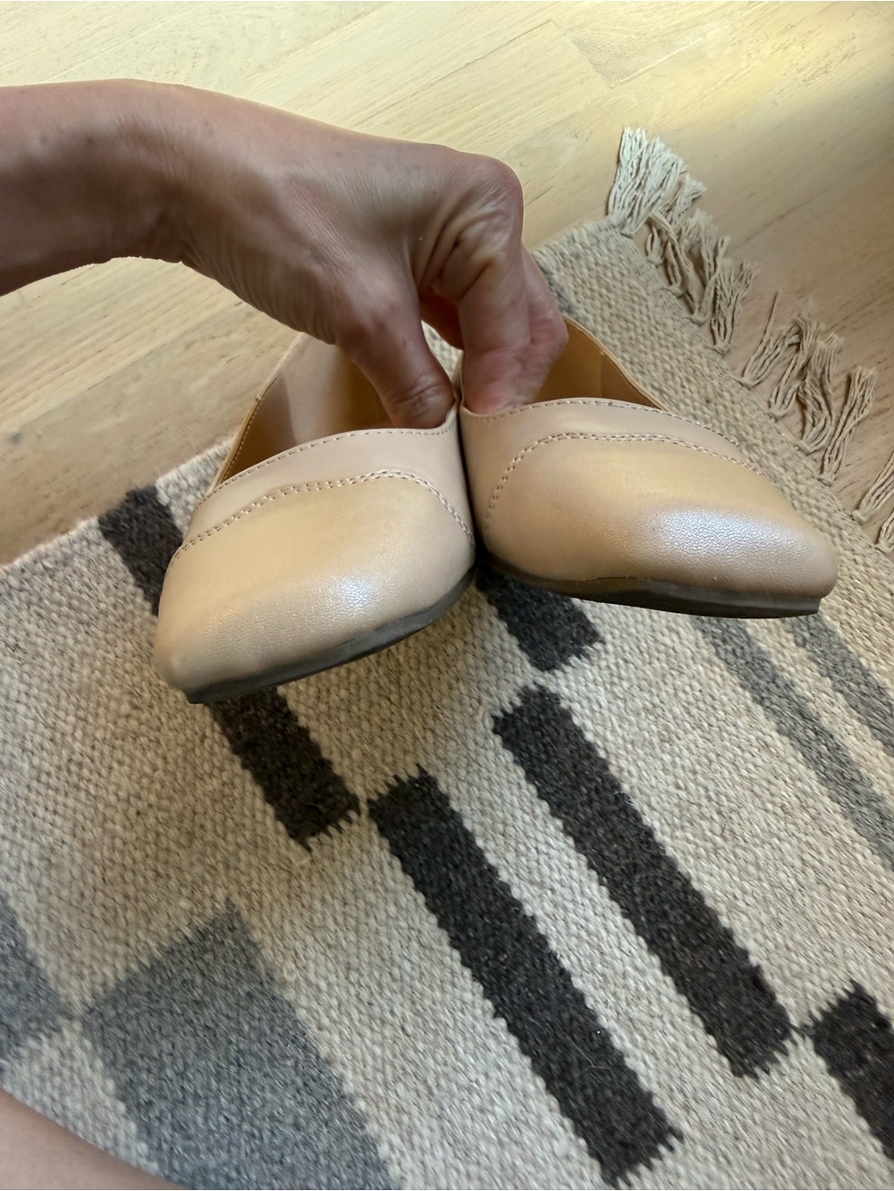 Cliffs by WHITE MOUNTAIN Women's Nude Scallop Detail Ballet Flats - Picture 5 of 10
